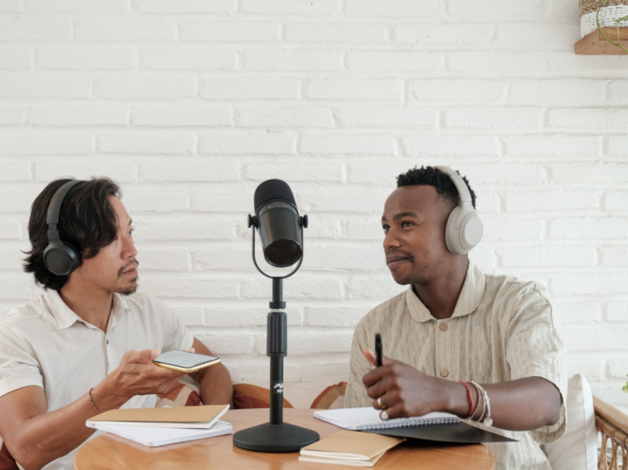 twee mannen nemen een podcast op