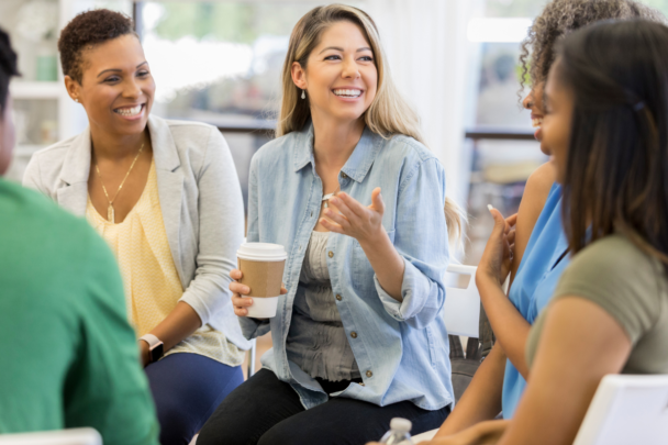 vrouwen met elkaar in gesprek