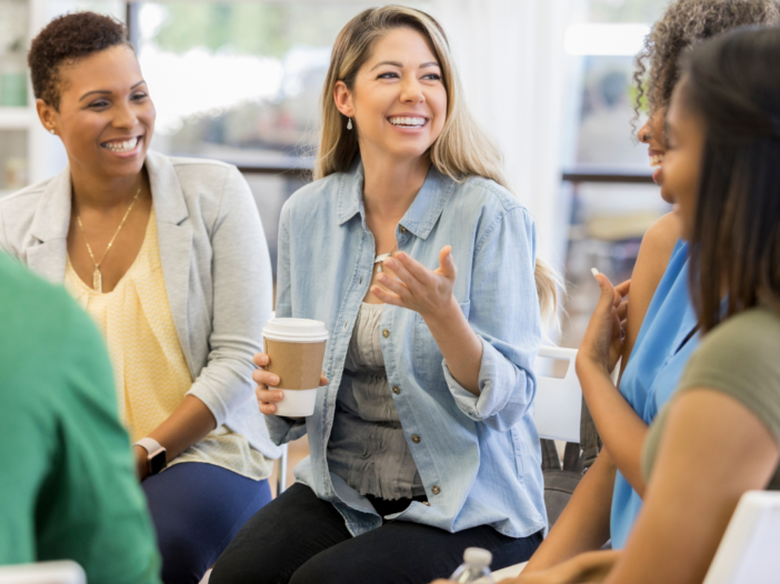 vrouwen met elkaar in gesprek