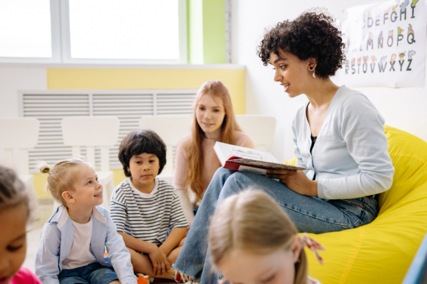 vrouw is kinderen aan het voorlezen