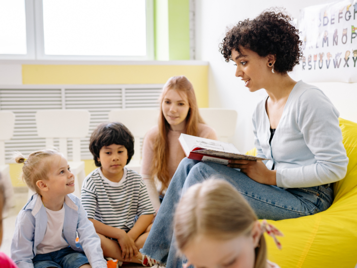 vrouw is kinderen aan het voorlezen