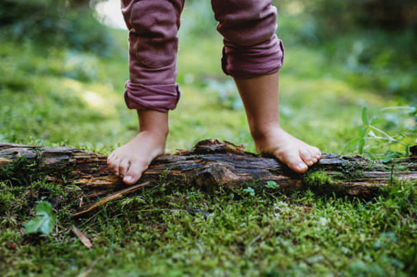 kindervoeten in het gras