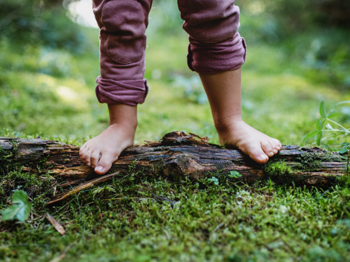 kindervoeten in het gras