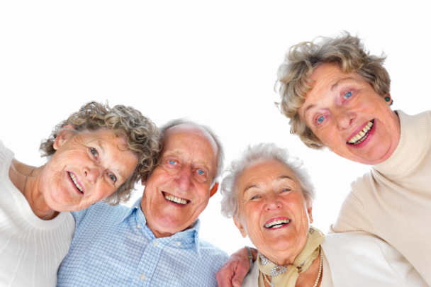 vier lachende ouderen op de foto