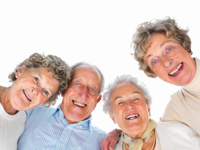 vier lachende ouderen op de foto