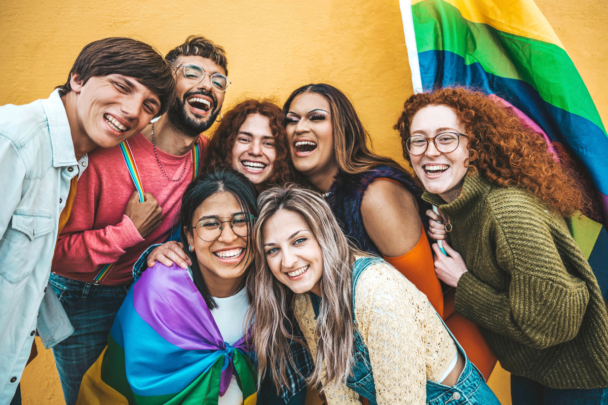 groep transgender jongeren met pridevlag