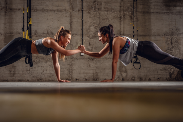 twee vrouwen zijn samen aan het sporten