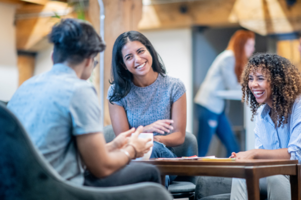 groep mensen is in gesprek aan een tafel