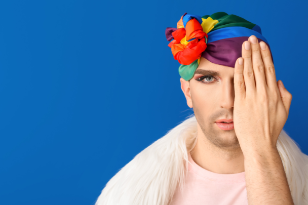 transgender man met vrolijke haarband