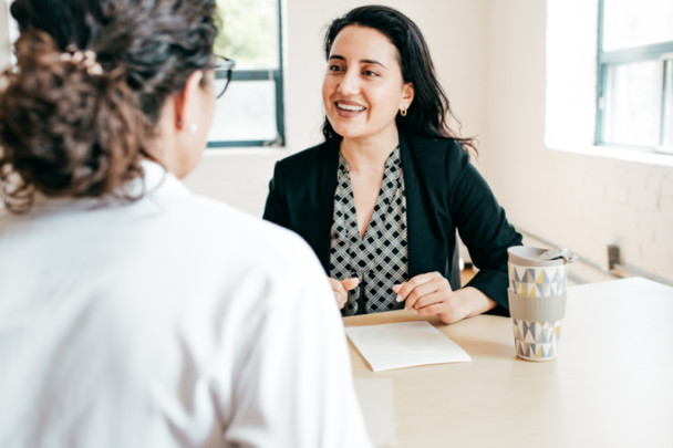 twee vrouwen voeren een gesprek aan tafel