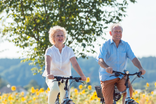 oudere man en vrouw op de fiets