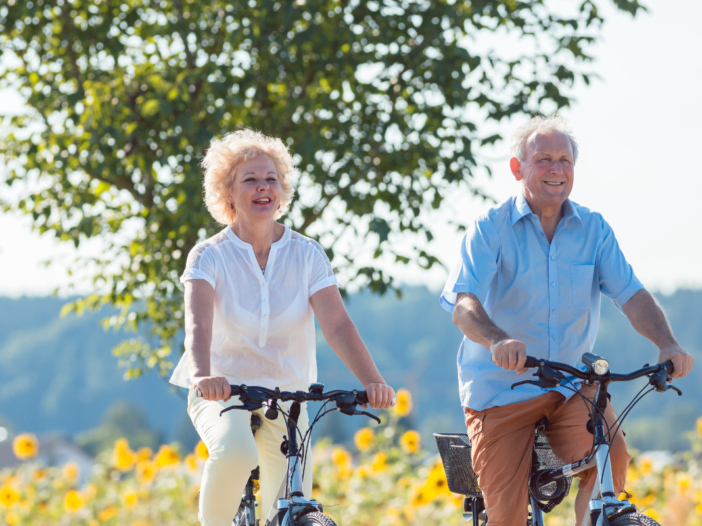 oudere man en vrouw op de fiets