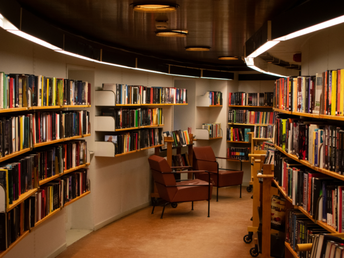 boekenkasten in een bibliotheek