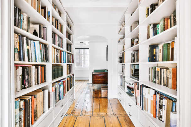 gevulde witte boekenkasten