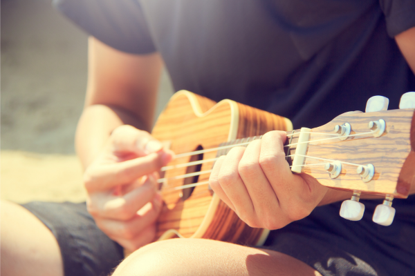 man speelt gitaar