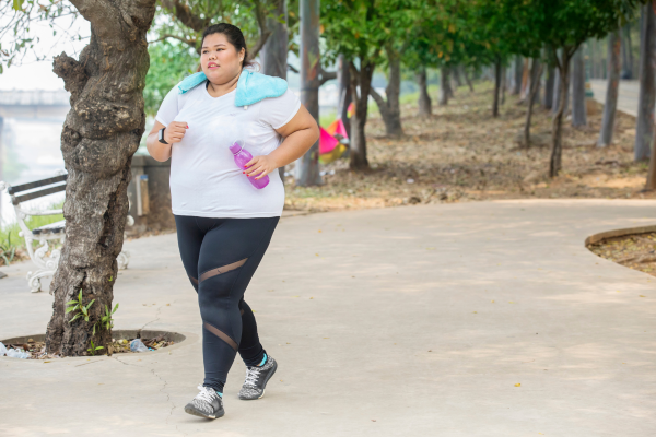 vrouw is aan het joggen in een park