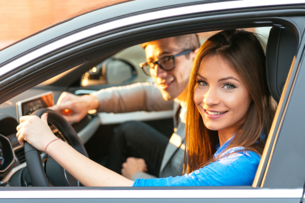 Dochter vervoert haar vader in de auto. Ze lachen allebei