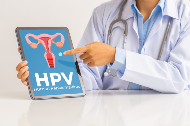 mannelijke dokter wijst naar een bordje met daarop de term HPV.