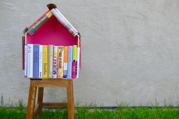 minibibliotheek gemaakt van boeken in de vorm van een huisje