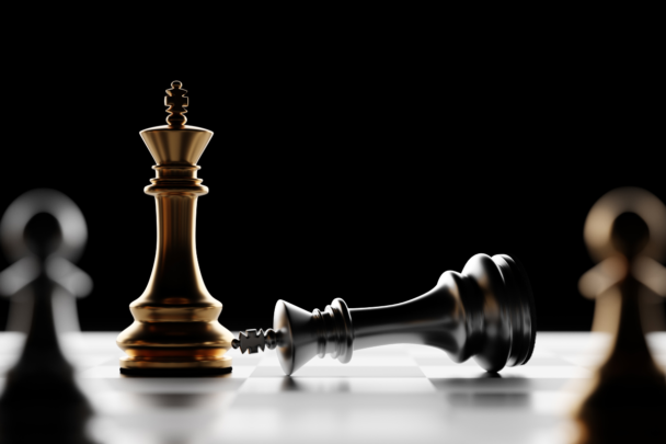 Gouden koning verslaat de koning van de tegenstander. Op een zwart-wit schaakbord.