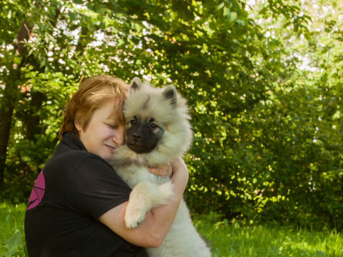 vrouw knuffelt met een puppy