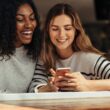 Twee vriendinnen kijken samen naar iets op een smartphone