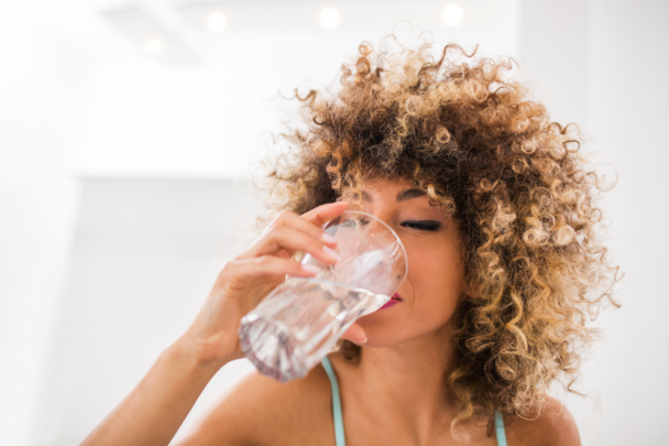 vrouw drinkt een glas water