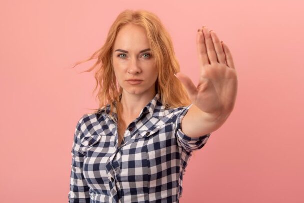 Jonge vrouw geeft grens aan