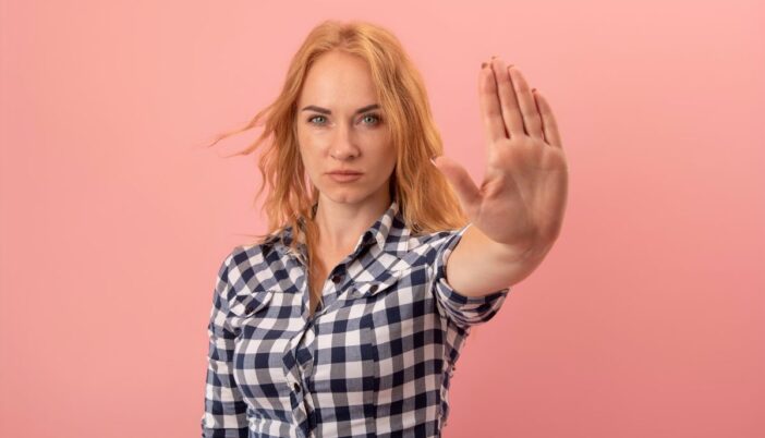 Jonge vrouw geeft grens aan