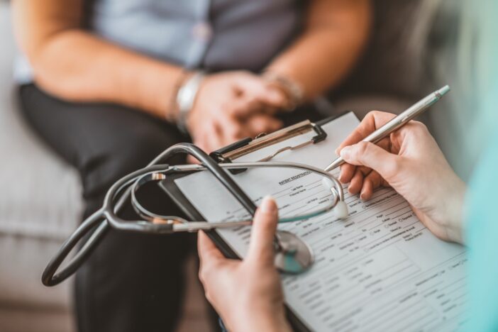 Iemand laat gezondheid checken bij een arts.