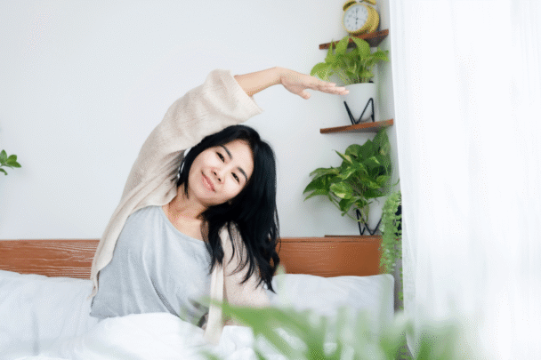 Aziatische vrouw doet een stretchoefening met haar arm