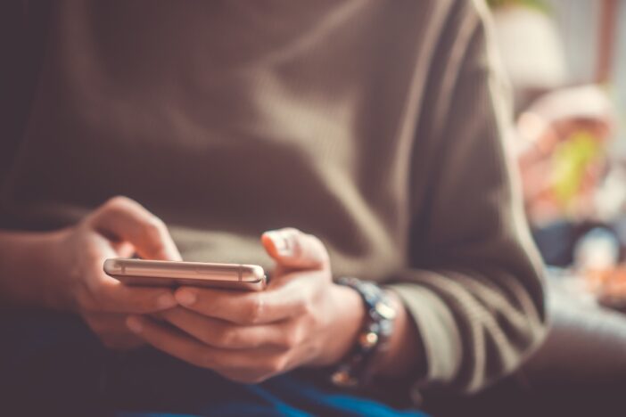 Man maakt gebruik van een smartphone.