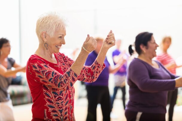 Ouderen dansen samen.