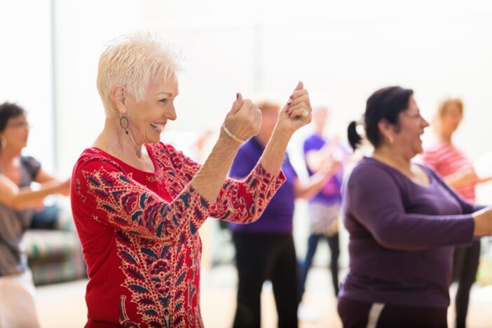 Ouderen dansen samen.