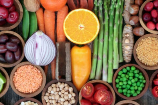 Allerlei groenten en fruit uitgestald naast elkaar.