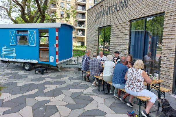 Bouwkeet met mensen in gesprek