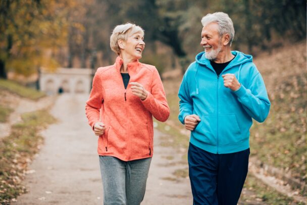 Man en vrouw joggen samen