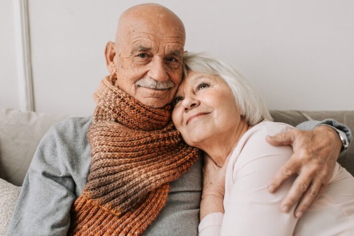 Oudere man en vrouw knuffelen elkaar