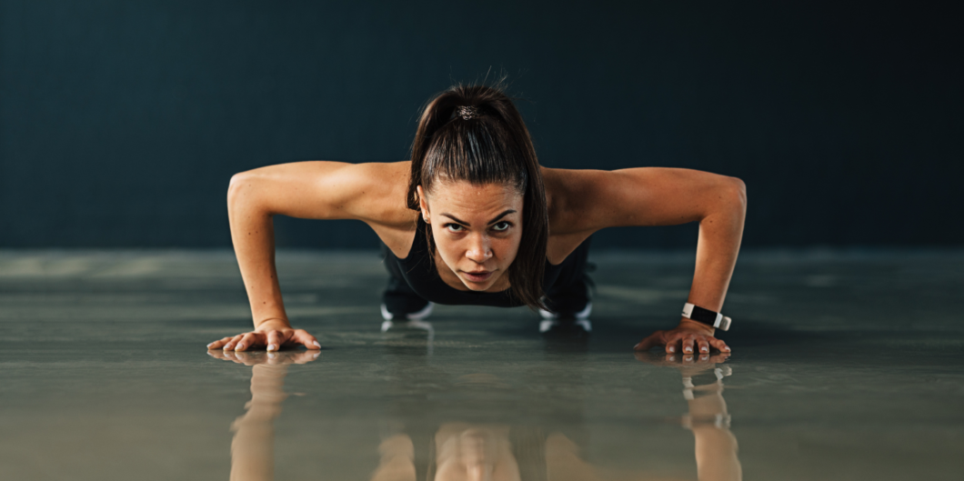 vrouw doet push ups