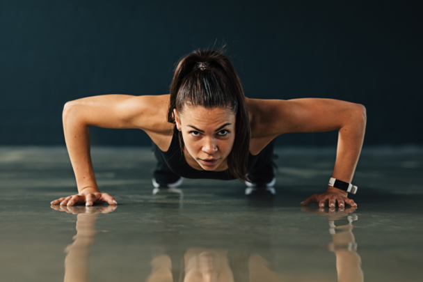vrouw doet push ups