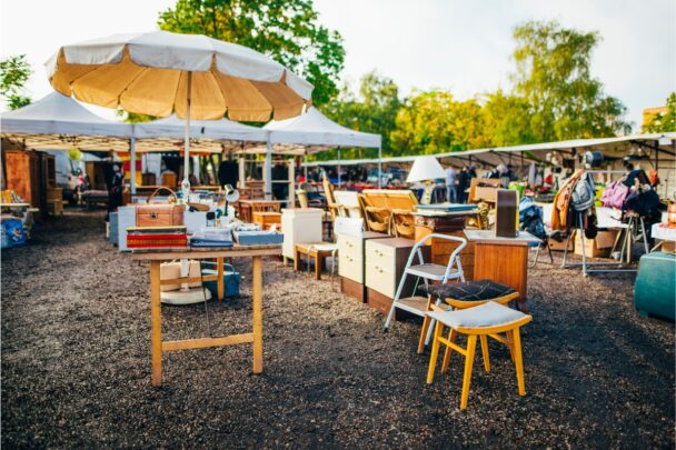 Rommelmarkt op een plein.
