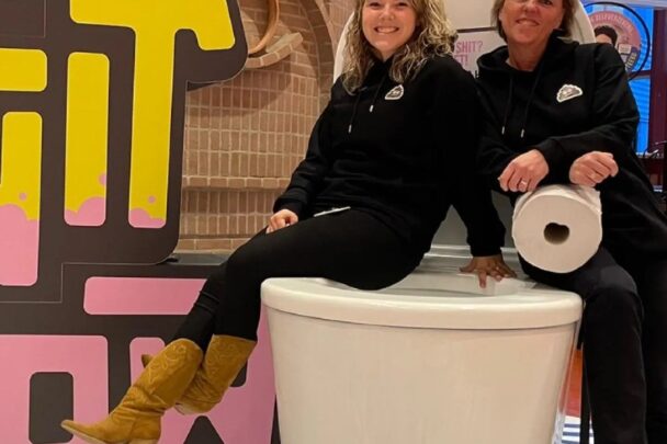 Twee dames op een toiletpot