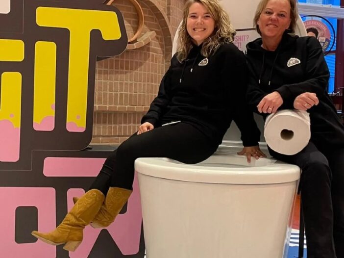 Twee dames op een toiletpot