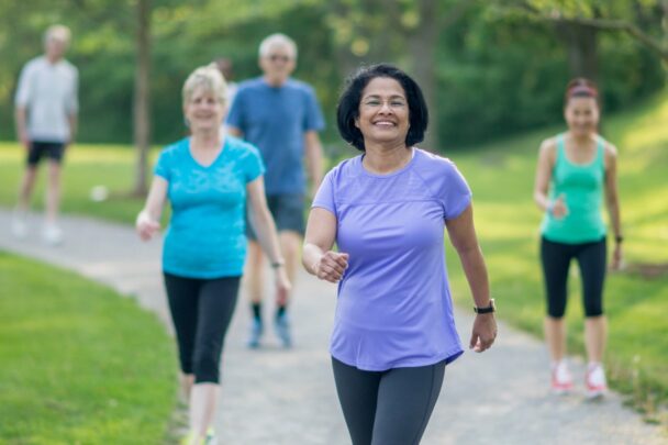 Vier mensen aan het wandelen