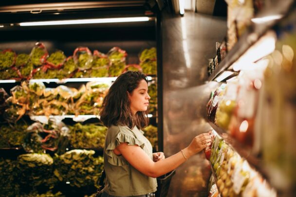Vrouw doet boodschappen