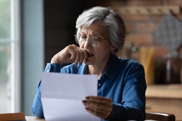 Oudere vrouw leest een brief