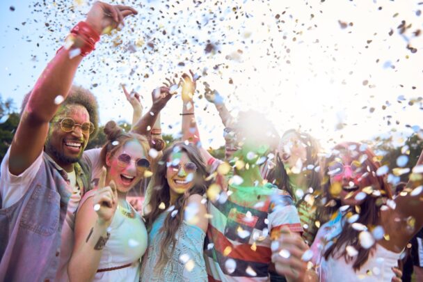 Jonge mensen feesten op een festival.