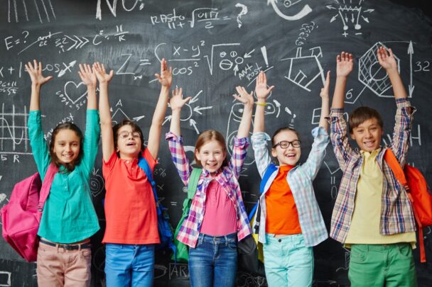 Kinderen juichen voor schoolbord