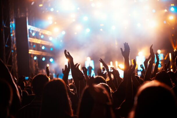 Groep feestende mensen in een concertzaal