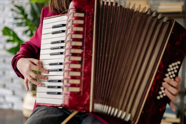 Iemand bespeelt een accordeon.